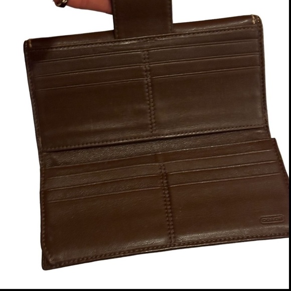 Coach All Leather Vintage Wallet, Brown with turn lock closure. - Picture 4 of 5